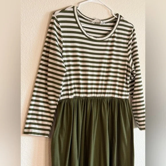 Chic Forest Stripes & Olive Sway – Vidarton XL Midi Dress w/ Pockets 🌿Preloved - Picture 11 of 12